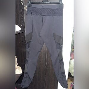 Sz 8 30” inseam Lululemon Athletica Black leggings w mesh
